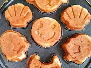 10、坚果无水蛋糕,蛋糕机是双面加热，不用翻面，3分钟后蛋糕出锅。