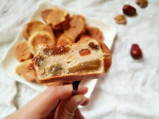 13、坚果无水蛋糕,趁热咬一口。