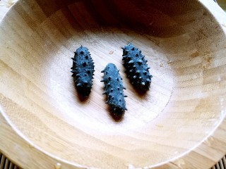 1、海参土鸡汤 大寒补气血,如果购买的是即食海参，可以直接使用，如果购买的是干海参，需要提前泡发。