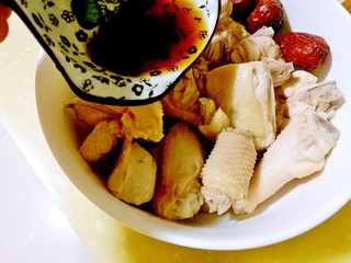 11、海参土鸡汤 大寒补气血,加入料酒、水、姜片、胡椒粉、红枣