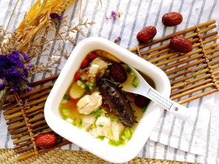 14、海参土鸡汤 大寒补气血,起锅，装入碗中。