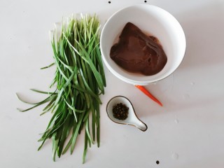 1、韭菜炒猪肝,食材准备