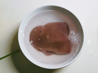 2、韭菜炒猪肝,猪肝反复清洗干净 用清水浸泡半个小时