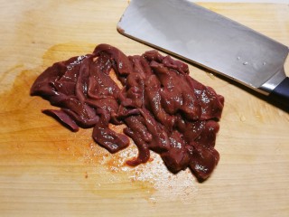 3、韭菜炒猪肝,切薄片