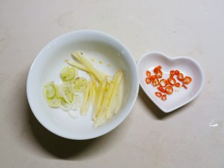 4、韭菜炒猪肝,葱切片  姜切丝 红尖椒切小圈