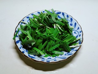 5、韭菜炒猪肝,韭菜切段