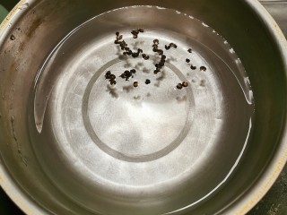 6、韭菜炒猪肝,花椒放入清水中  烧开