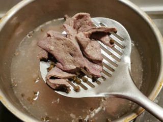 7、韭菜炒猪肝,放入猪肝 变色后快速捞出