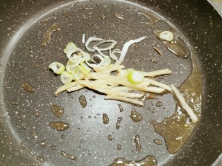 9、韭菜炒猪肝,起油锅  油热后放入姜丝翻炒出香味再放入葱片 翻炒