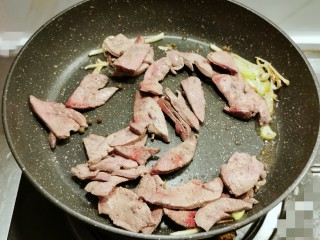 10、韭菜炒猪肝,放入焯水后的猪肝翻炒