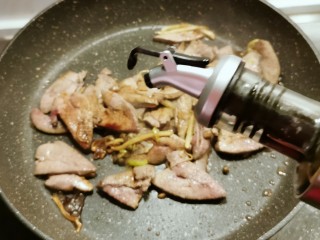 11、韭菜炒猪肝,烹入香醋  去腥  放入生抽 调味