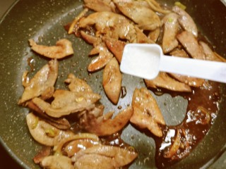 12、韭菜炒猪肝,放入白糖和盐