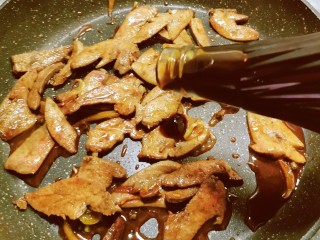 13、韭菜炒猪肝,放入蚝油