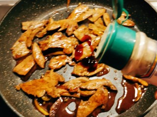 14、韭菜炒猪肝,放入胡椒粉