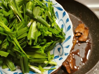 15、韭菜炒猪肝,放入韭菜  