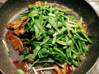 16、韭菜炒猪肝,快速翻炒