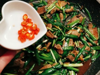 17、韭菜炒猪肝,放入红尖椒  关火