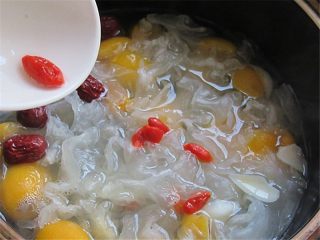 11、枇杷百合银耳羹,熬制胶质浓稠感即好，再放入枸杞煮2分钟