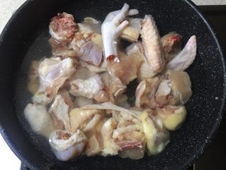 1、红枣西洋参鸡汤,鸡肉飞水。
