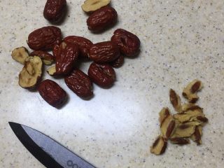 2、红枣西洋参鸡汤,红枣去核。