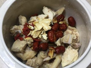 4、红枣西洋参鸡汤,放入红枣，枸杞，西洋参。