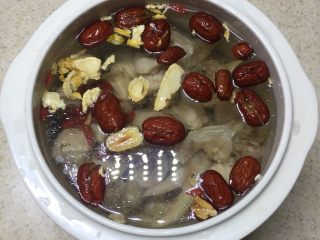 5、红枣西洋参鸡汤,加入水，多少按个人喜好加。