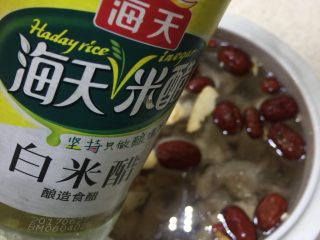 6、红枣西洋参鸡汤,加入醋去腥。