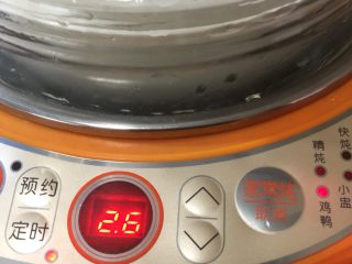 7、红枣西洋参鸡汤,放入炖锅隔水炖煮，启动鸡鸭模式。