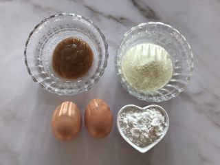 1、无糖红枣溶豆,上下翻拌均匀