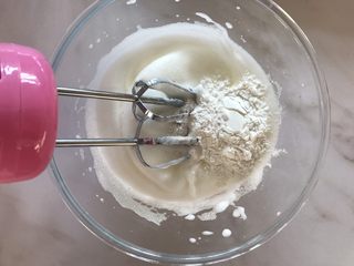 5、无糖红枣溶豆,打至蛋白细腻，加入玉米淀粉，低速打发