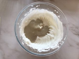 7、无糖红枣溶豆,倒入红枣泥