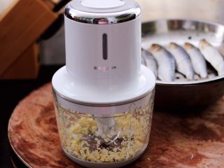 8、香煎海鲫鱼,大蒜去皮后，用东菱无线绞肉机绞碎。