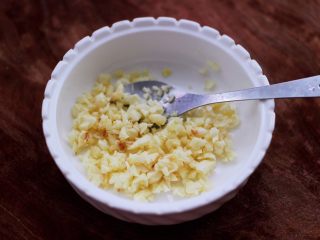 9、香煎海鲫鱼,把绞碎的大蒜，取出放入碗中。