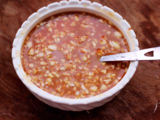 11、香煎海鲫鱼,倒入适量的清水搅拌均匀备用。