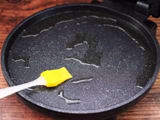 12、香煎海鲫鱼,电饼铛预热后，用硅胶刷蘸花生油涂抹锅里。