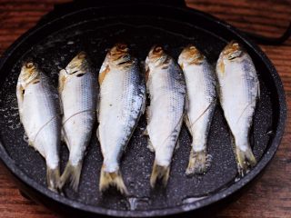 13、香煎海鲫鱼,把沥干水分的海鲫鱼，码放在烤盘里。