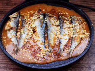 17、香煎海鲫鱼,大火煮沸后，看见汤汁变得越来越粘稠时。