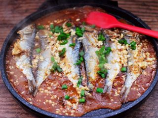 18、香煎海鲫鱼,撒上葱花即可关火。
