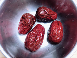 7、红枣红糖馒头,红枣洗净，剔除枣核。