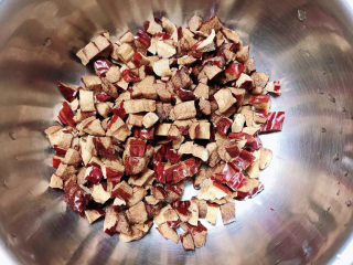 8、红枣红糖馒头,将红枣切成小丁状。