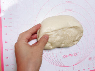 10、红枣红糖馒头,将发好的面团取出一块儿，揉出气体。