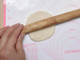 12、红枣红糖馒头,将小面团擀成中间厚一些，四周薄一些的圆形。