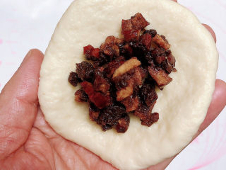 13、红枣红糖馒头,包入做好的红枣红糖馅儿。四遍慢慢掐起来捏紧。