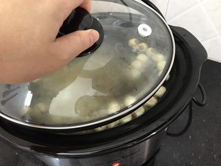7、花胶莲子银耳糖水,盖起锅盖，煮四个小时（我这是慢炖锅，所以时间比较长，一般的汤锅煮2小时左右就可以了