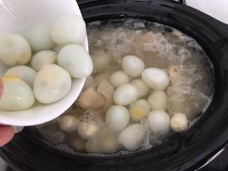 8、花胶莲子银耳糖水,煮至中途一半时间，加入鹌鹑蛋