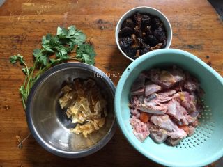 1、花胶炖鸽滋补汤,准备食材: 鸽子2只、鱼胶60g、香菇12朵、香菜2颗、盐适量、清水适量