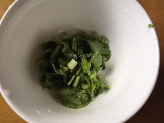 3、花胶炖鸽滋补汤,切小待用