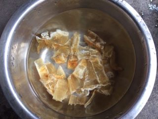 4、花胶炖鸽滋补汤,鱼胶提前浸泡2小时