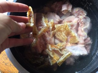 11、花胶炖鸽滋补汤,加入泡好的鱼胶