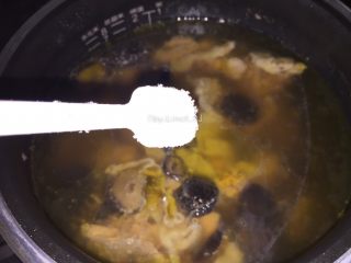 13、花胶炖鸽滋补汤,煲煮完成后加入适量盐调味